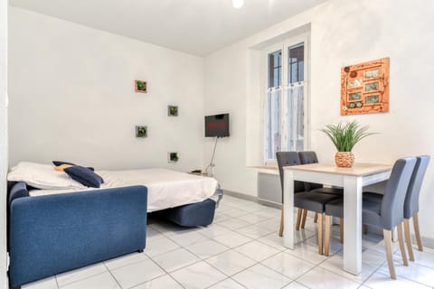 Bed, Seating area, Dining area