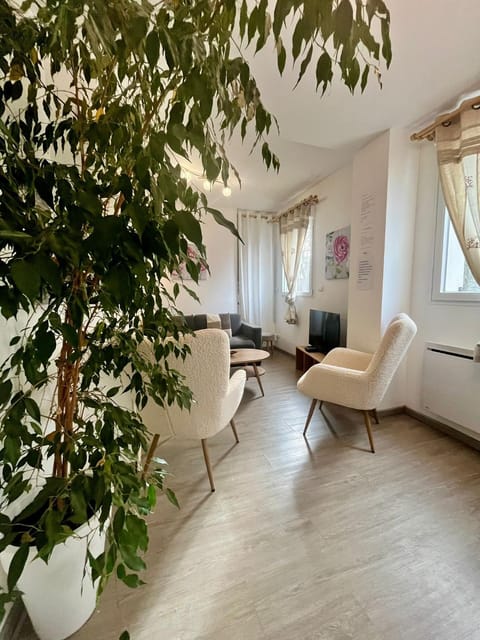 gîte 65 m2 200 m gare t-g-v et fac 400 m centre-ville grand parking 250 places gratuit face au logement Apartment in Arras