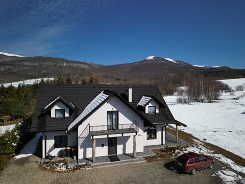 Property building, Natural landscape, Bird's eye view, Mountain view, Parking