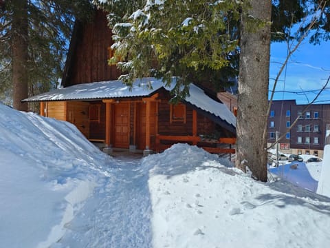 Property building, Day, Natural landscape, Winter, Mountain view