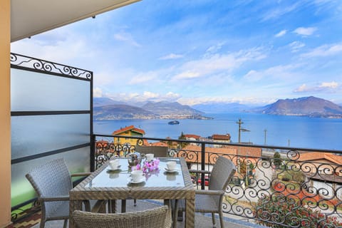 Day, Natural landscape, Balcony/Terrace, Dining area, Lake view, Mountain view
