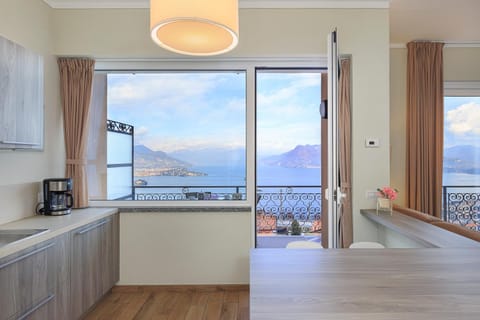 View (from property/room), Balcony/Terrace, Dining area