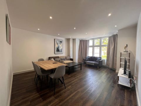 TV and multimedia, Living room, Lounge or bar, Photo of the whole room, Seating area, Dining area, hair dresser