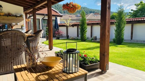 Property building, Patio, Spring, Day, Natural landscape, Garden, Garden, TV and multimedia, Dining area, Garden view, Mountain view, Breakfast