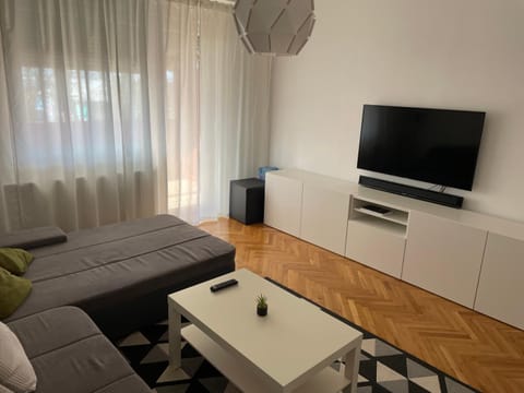 Communal lounge/ TV room, TV and multimedia, Living room, Seating area, Evening entertainment