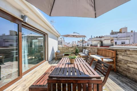 Property building, Day, Balcony/Terrace