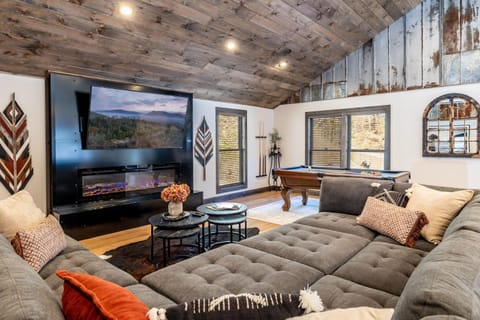 New Rustic Luxe Cabin Billiards Spa Near GSMNP Cabin in Sevier County