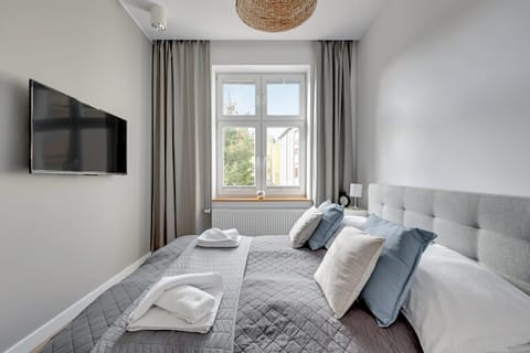 Bed, TV and multimedia, Photo of the whole room, Decorative detail, Bedroom, Area and facilities, towels