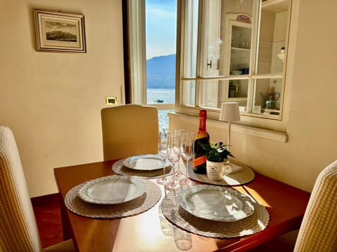 Dining area, Lake view