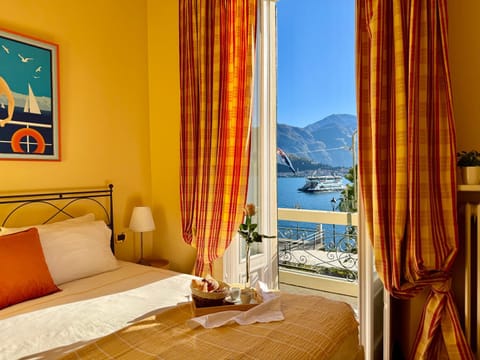 Balcony/Terrace, Bedroom, Lake view