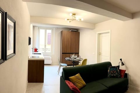 Kitchen or kitchenette, Seating area, Dining area, stove