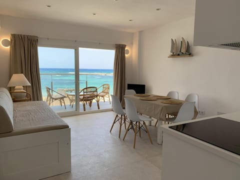 Natural landscape, View (from property/room), Balcony/Terrace, Living room, Seating area, Dining area