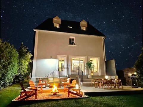 Patio, Night, BBQ facilities, Garden, Seating area, Dining area, Garden view