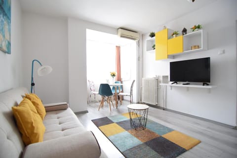 TV and multimedia, Living room, Seating area, Dining area