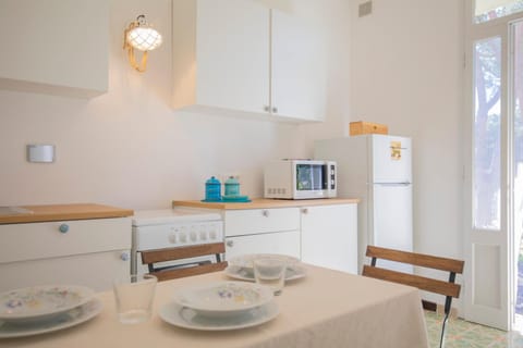 Kitchen or kitchenette, Dining area, minibar