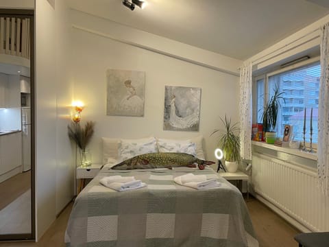 Bed, Bedroom, towels