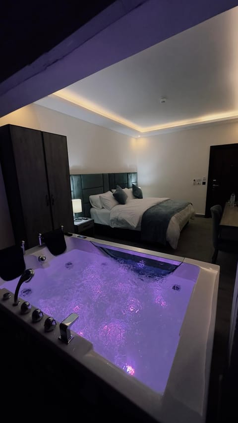 Bed, Hot Tub, Bedroom