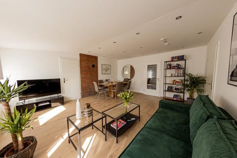 TV and multimedia, Living room, Seating area, Evening entertainment