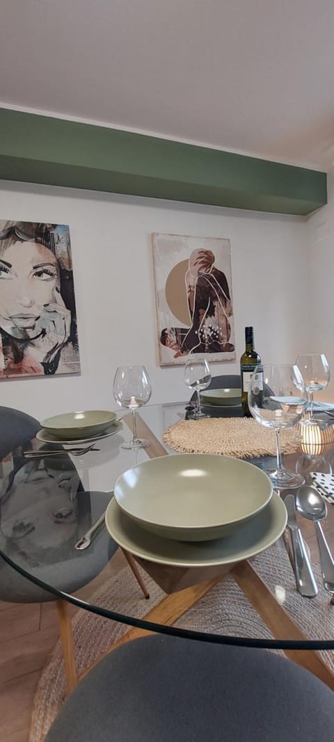 Food and drinks, Dining area, Food