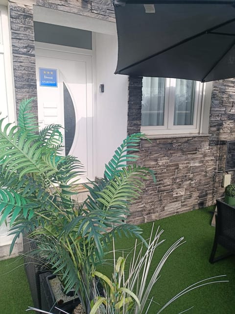 Property building, Patio, Day, Garden, Garden view