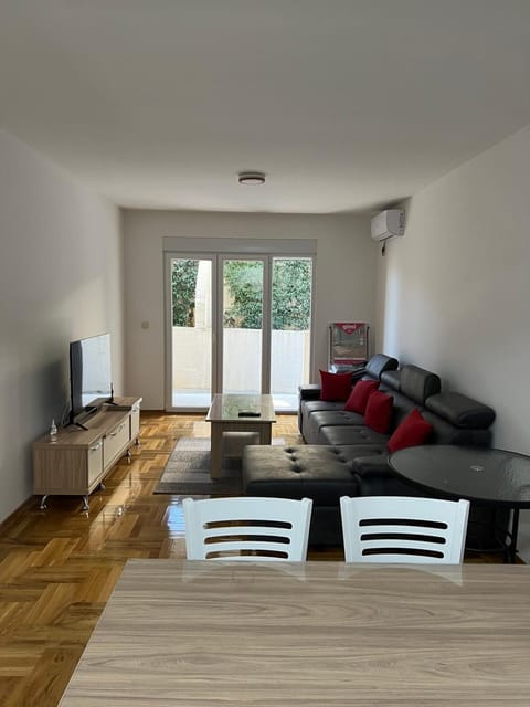 Communal lounge/ TV room, TV and multimedia, Living room, Seating area, Dining area, Evening entertainment