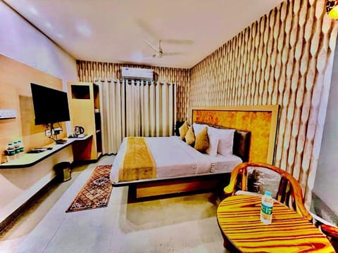Communal lounge/ TV room, TV and multimedia, Living room, Photo of the whole room, Seating area, Bedroom, air conditioner