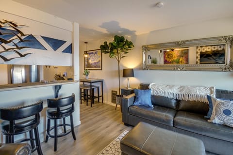 Walk to the Beach Ocean Shores Condo! Apartment in Ocean Shores