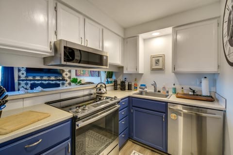 Walk to the Beach Ocean Shores Condo! Apartment in Ocean Shores