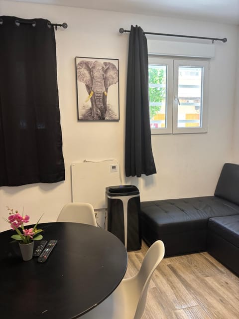 Apartamento blanco y negro en el centro Apartment in Alicante