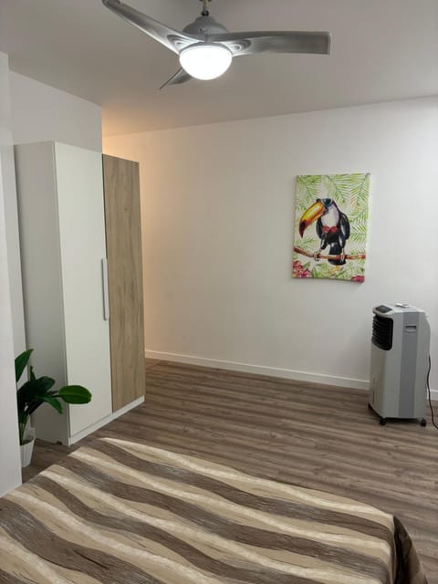 Apartamento blanco y negro en el centro Apartment in Alicante