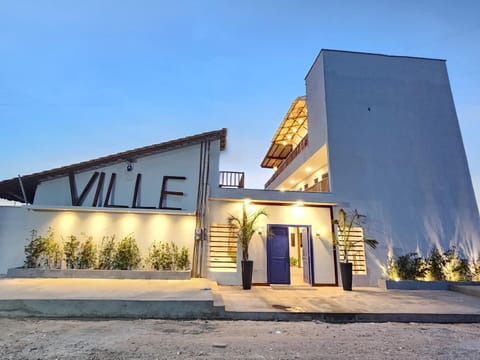 Property building, Facade/entrance, Decorative detail, Street view, Area and facilities