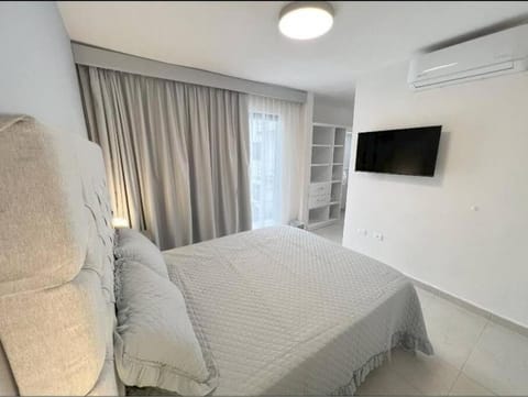 Bed, Photo of the whole room, Evening entertainment, Bedroom, air conditioner