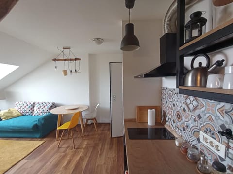 Coffee/tea facilities, Kitchen or kitchenette, Living room, Seating area, Dining area