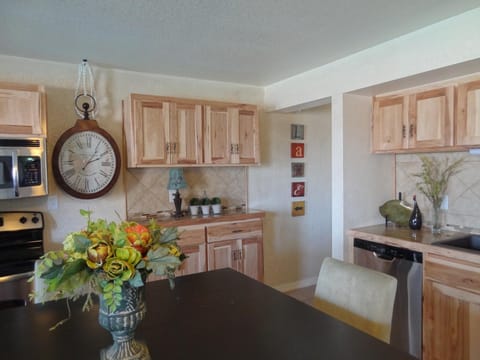 Poolside King Cabana with full kitchen, king bed, sleeper sofa and pool access, Hotel Room Hotel in Lake Ouachita