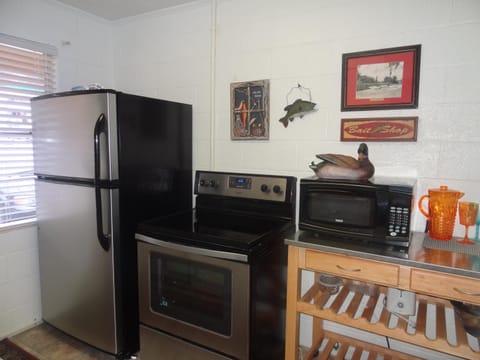 Budget friendly queen studio with full kitchen, two queen beds and sleeper sofa Hotel Room Hotel in Lake Ouachita