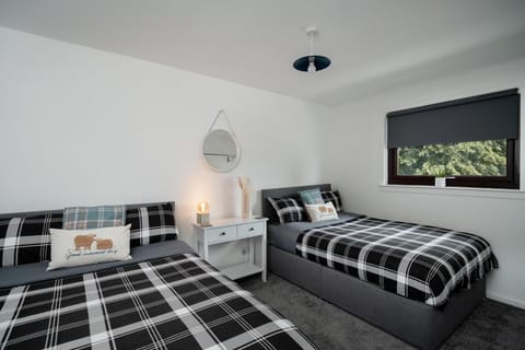 Ness Riverfront Holiday Home - City Centre House in Inverness