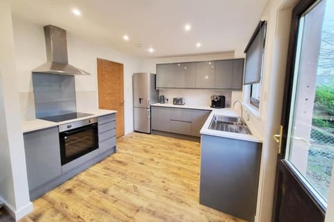 Ness Riverfront Holiday Home - City Centre House in Inverness