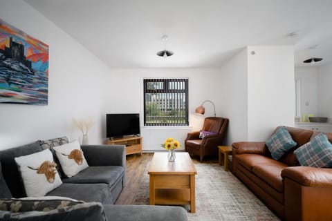 Ness Riverfront Holiday Home - City Centre House in Inverness