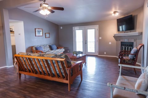 Communal lounge/ TV room, TV and multimedia, Living room, Seating area, Evening entertainment, fireplace