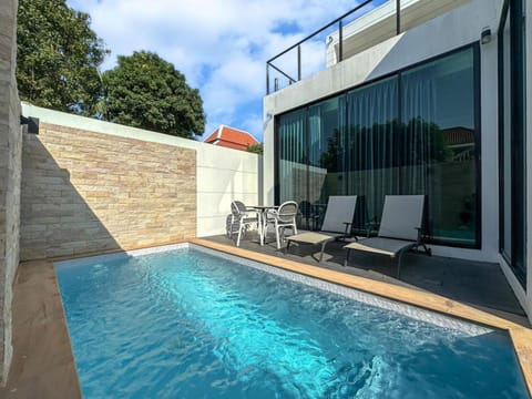 Balcony/Terrace, Swimming pool, sunbed
