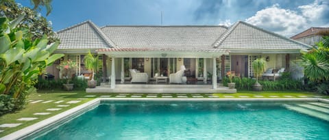Property building, Garden view, Pool view, Swimming pool