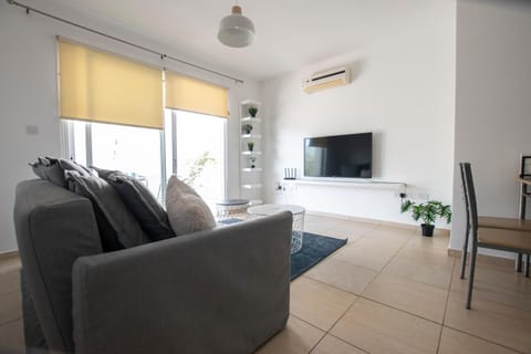TV and multimedia, Living room, Seating area, air conditioner