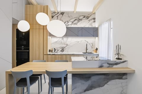 Kitchen or kitchenette, Dining area