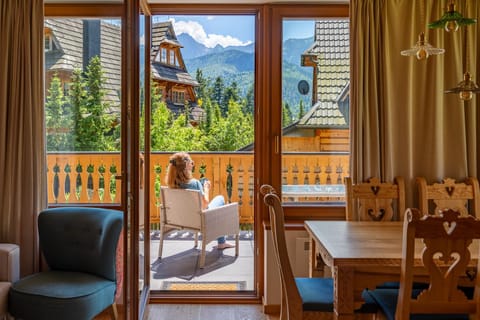 Day, Natural landscape, View (from property/room), Balcony/Terrace, Living room, Seating area, Dining area, Mountain view