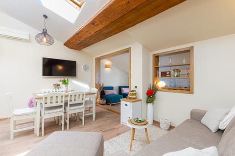 TV and multimedia, Kitchen or kitchenette, Living room, Seating area, Dining area