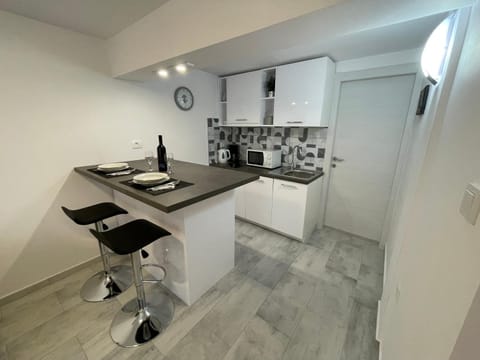 Kitchen or kitchenette, minibar