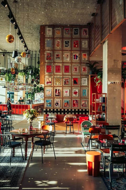 Restaurant/places to eat, Seating area