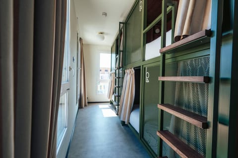 Bedroom, bunk bed