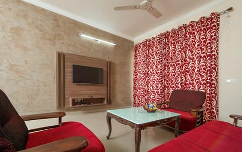 Communal lounge/ TV room, TV and multimedia, Living room, Seating area, Evening entertainment