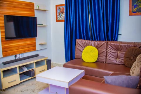 Communal lounge/ TV room, TV and multimedia, Living room, Seating area, Evening entertainment